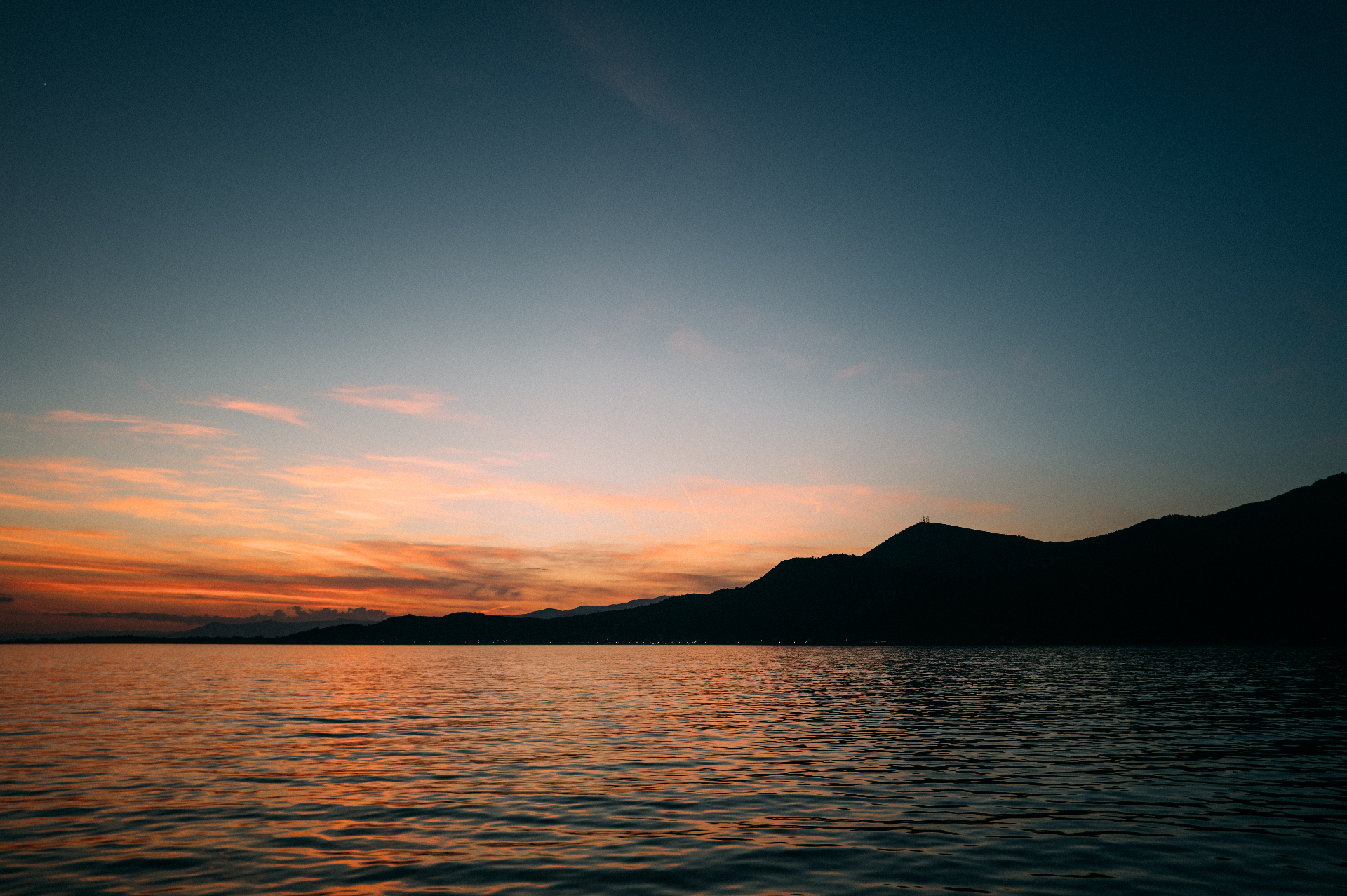 Coucher de soleil sur l'eau, symbole de liberté et de réflexion